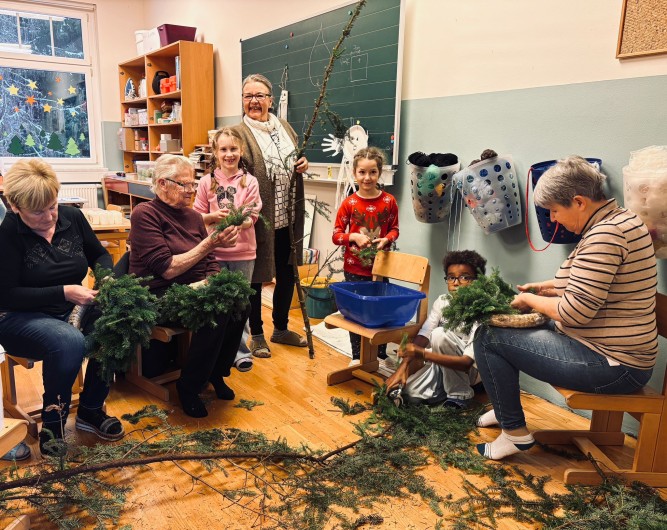 Gelebtes Brauchtum an unserer Schule: Adventkranzbinden