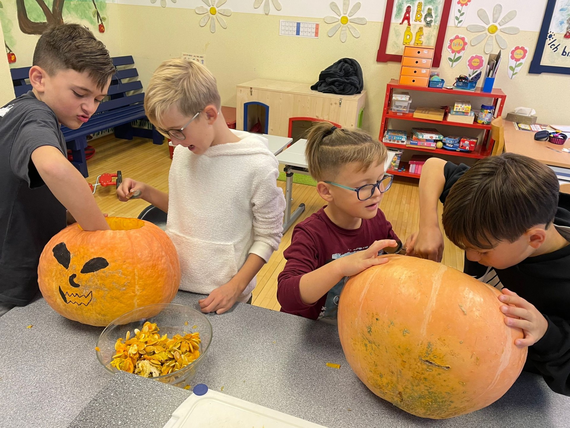 Kürbisschnitzen für die Halloweenparty