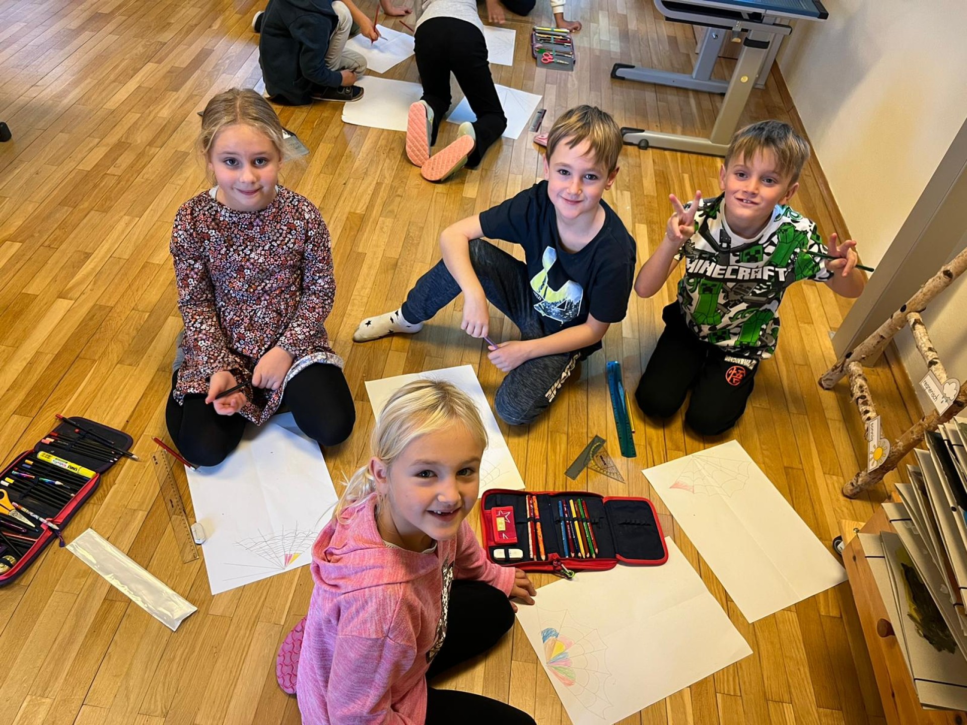 Gemeinsam KREATIV: 1. und 2. Klasse zeichnen Hand in Hand