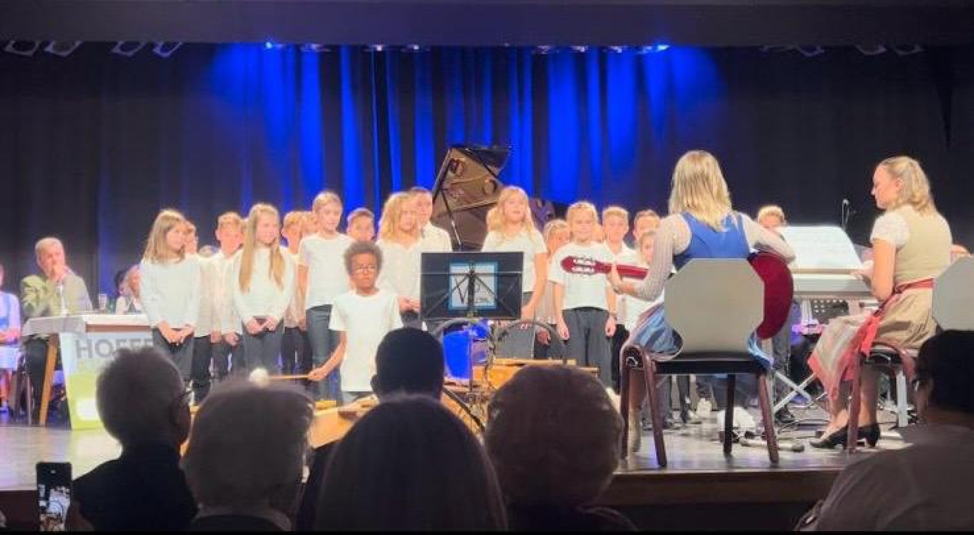 Mit Herz und Stimme: Volksschulchor begeistert beim Benefizkonzert für Sternenkinder