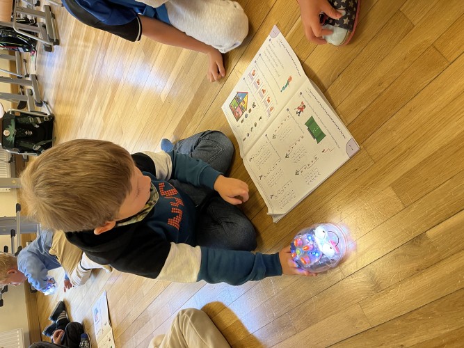 Mit Blue-Bots auf Entdeckungsreise: Programmieren leicht gemacht!