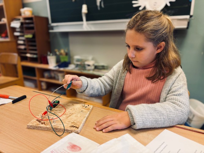 Ein heißer Draht im Technik- und Designunterricht