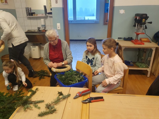 Adventkranzbinden in der Volksschule Selzthal – Eine besinnliche Tradition zur Einstimmung auf Weihnachten